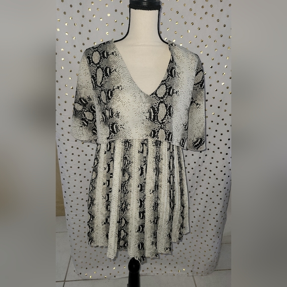 PrettyLittleThing Dresses & Skirts - Pretty Little Things snake skin print